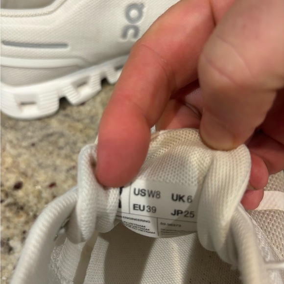 ON CLOUD-All white Cloud 5, Women’s 8/Men’s 6 - Picture 6 of 10